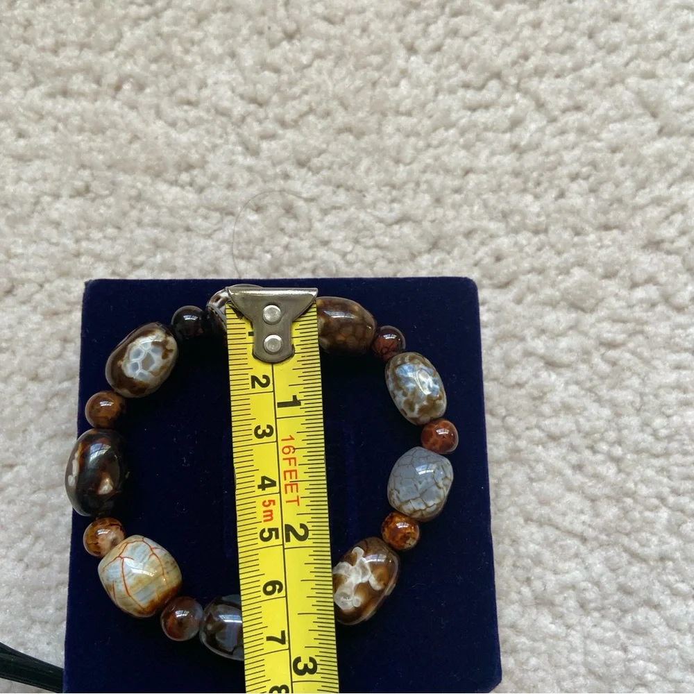 NWOT Brown & Cream Agate Beaded Stretch Bracelet in blue velvet gift box